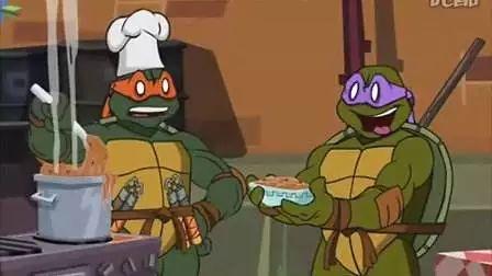 两个蛙人吃瓜的故事视频,水下趣味瞬间