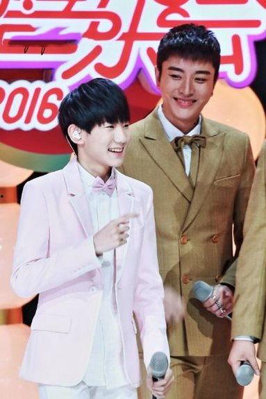 王源吃瓜贾乃亮视频在线观看,网友热议幕后真相