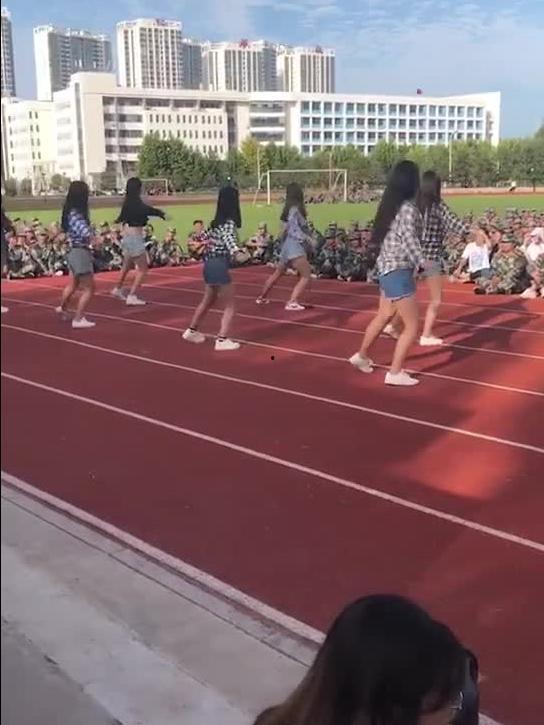 军训小姐姐跳舞吃瓜视频,欢乐军训瞬间走红网络