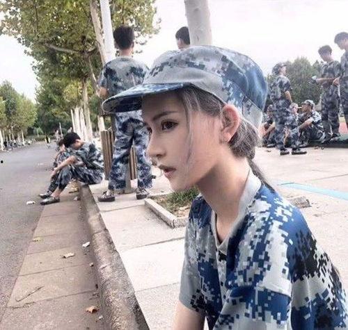 军训小姐姐跳舞吃瓜视频,欢乐军训瞬间走红网络