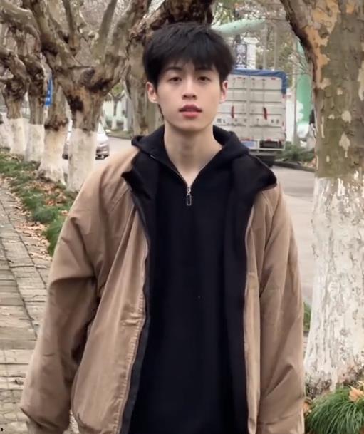 吃瓜挑战王鹤棣视频,趣味横生展现明星魅力