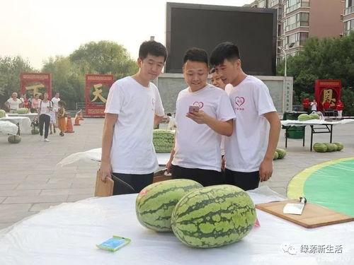 校友吃瓜现场视频,吃瓜视频曝光，笑料百出！