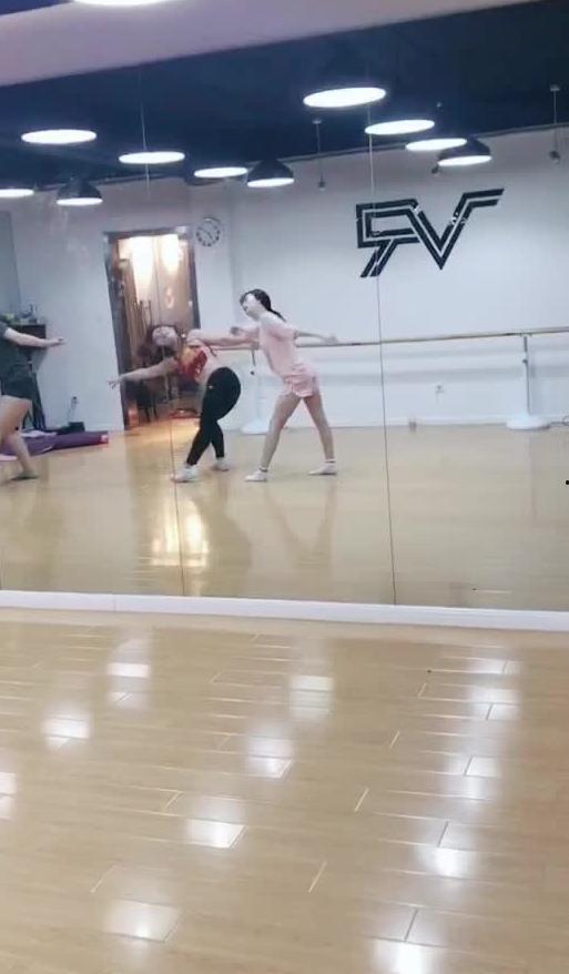 军训跳舞吃瓜视频正在播放,跳舞吃瓜，青春活力瞬间绽放