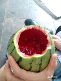 户外吃瓜的视频,共享夏日清凉时光