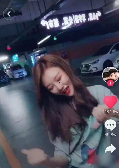 抖音写字女神吃瓜视频,揭秘写字背后的趣味生活