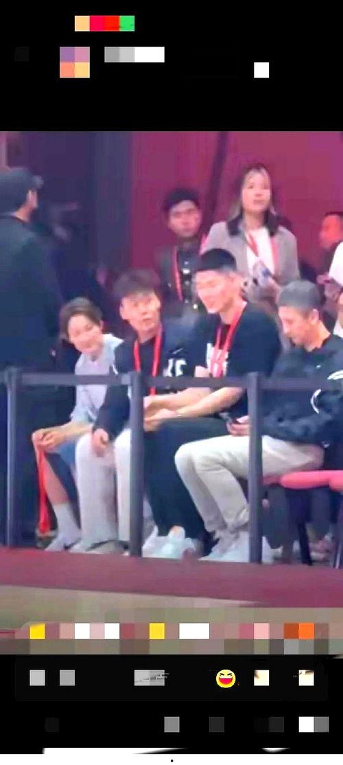 吃瓜群众举着手机拍视频,吃瓜群众手机拍视频的狂欢盛宴