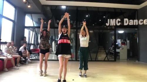 三人跳舞吃瓜视频在线观看,一起见证这场欢乐的视听盛宴