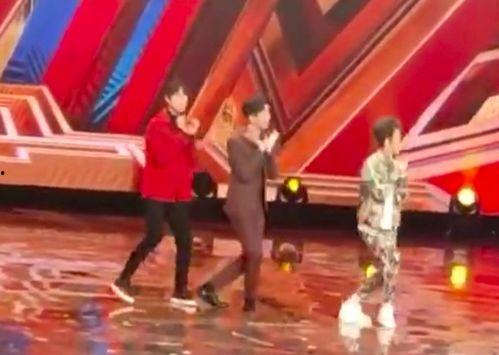 三人跳舞吃瓜视频在线观看,一起见证这场欢乐的视听盛宴