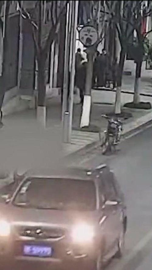 醉驾假装吃瓜群众视频大全,视频大全揭秘惊人一幕