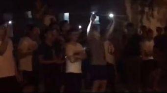 吃瓜被人看到尴尬视频,吃瓜被拍，网友热议