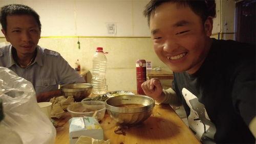 云南小伙吃瓜视频大全播放,趣味横生的乡村生活瞬间