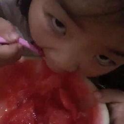 海外小孩吃瓜视频,萌态百出笑翻网友